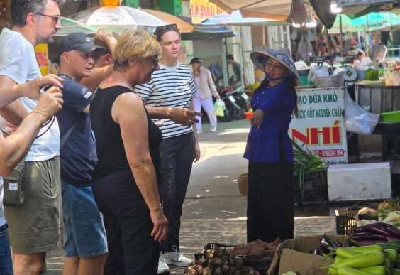 A walk around Vinh Long Market