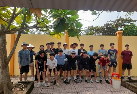 International students from Hanoi took part in painting and renovating the school, interacting with local students, and giving gifts to their fellow students.